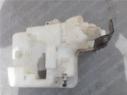 宝马525LI雨刮喷水壶