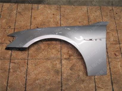 宝马750LI叶子板