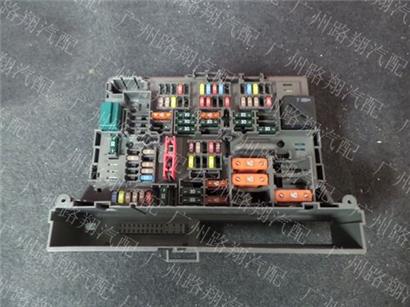 宝马325I保险丝盒