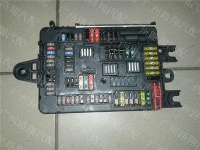 宝马X6保险丝盒