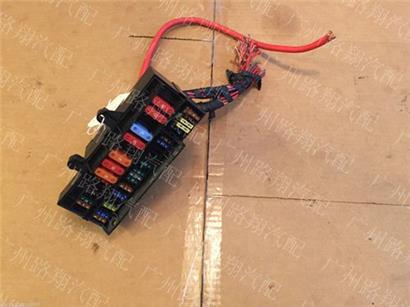 宝马745LI保险丝盒