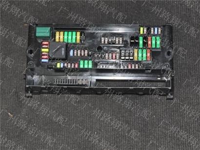 宝马X4保险丝盒