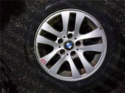 宝马330I钢圈