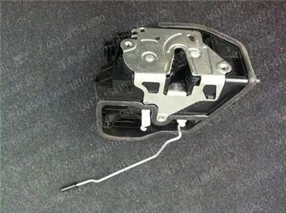 宝马535I车门锁块