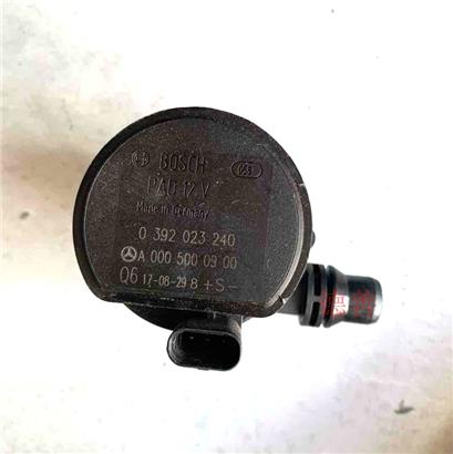 奔驰C300冷却液泵