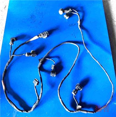 奔驰C63行人压力传感器