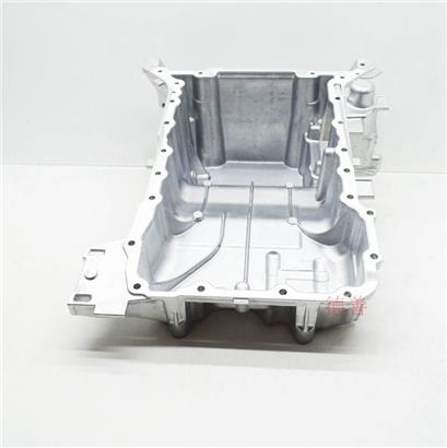 奔驰GLC300发动机油底壳