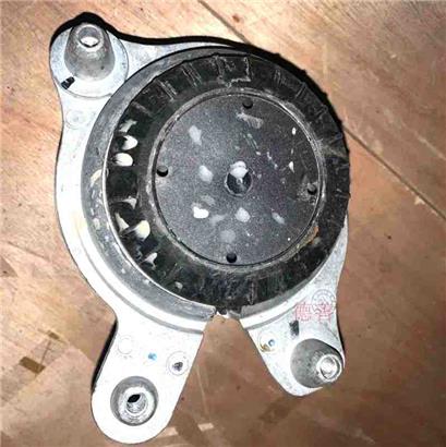 奔驰C300发动机脚胶