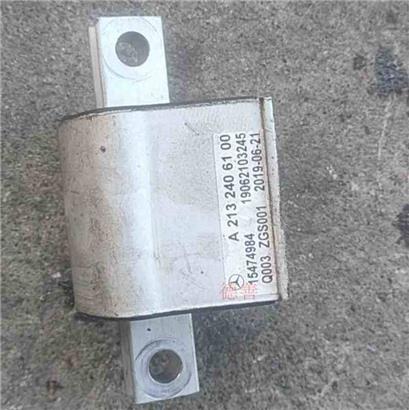 奔驰E300机发动机脚胶