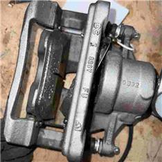 奔驰A200刹车分泵