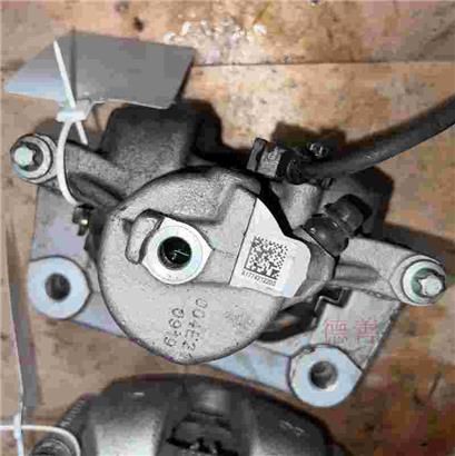 奔驰B200刹车分泵